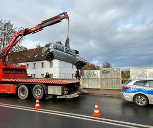 Kierująca oplem 18-latka runęła z wiaduktu! Niesłychany wypadek w Jeleniej Górze [ZDJĘCIA]