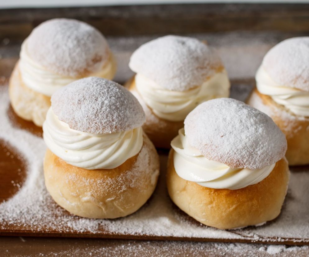 Semla, czyli szwedzkie bułeczki z kremem. Tradycyjny smakołyk wyróżnia jedna przyprawa