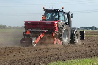 Rolnik zginął pod kołami ciągnika! Chwilę wcześniej sam go prowadził