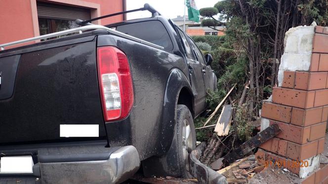 Nissan Navara w ogrodzeniu. Za kierownicą pijany 35-latek