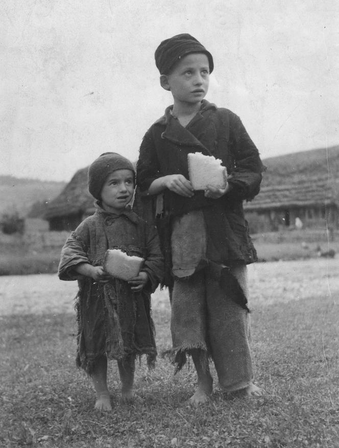 Dwóch chłopców z kromkami chleba, Śląsk Cieszyński, 1935. 