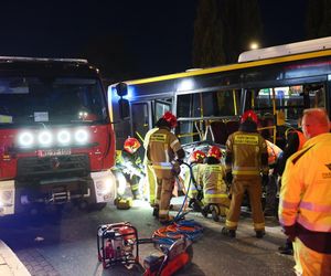 Wypadek z udziałem autobusu i ciężarówki w Warszawie (23.10.2025)