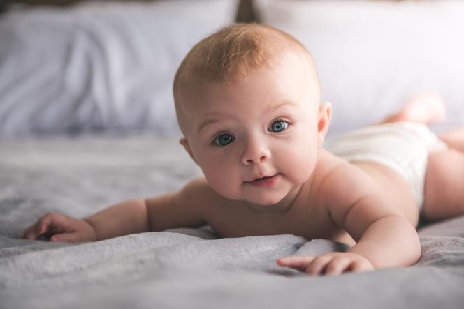 Kiedy niemowlę unosi samo główkę i jak mu pomóc w tym treningu?