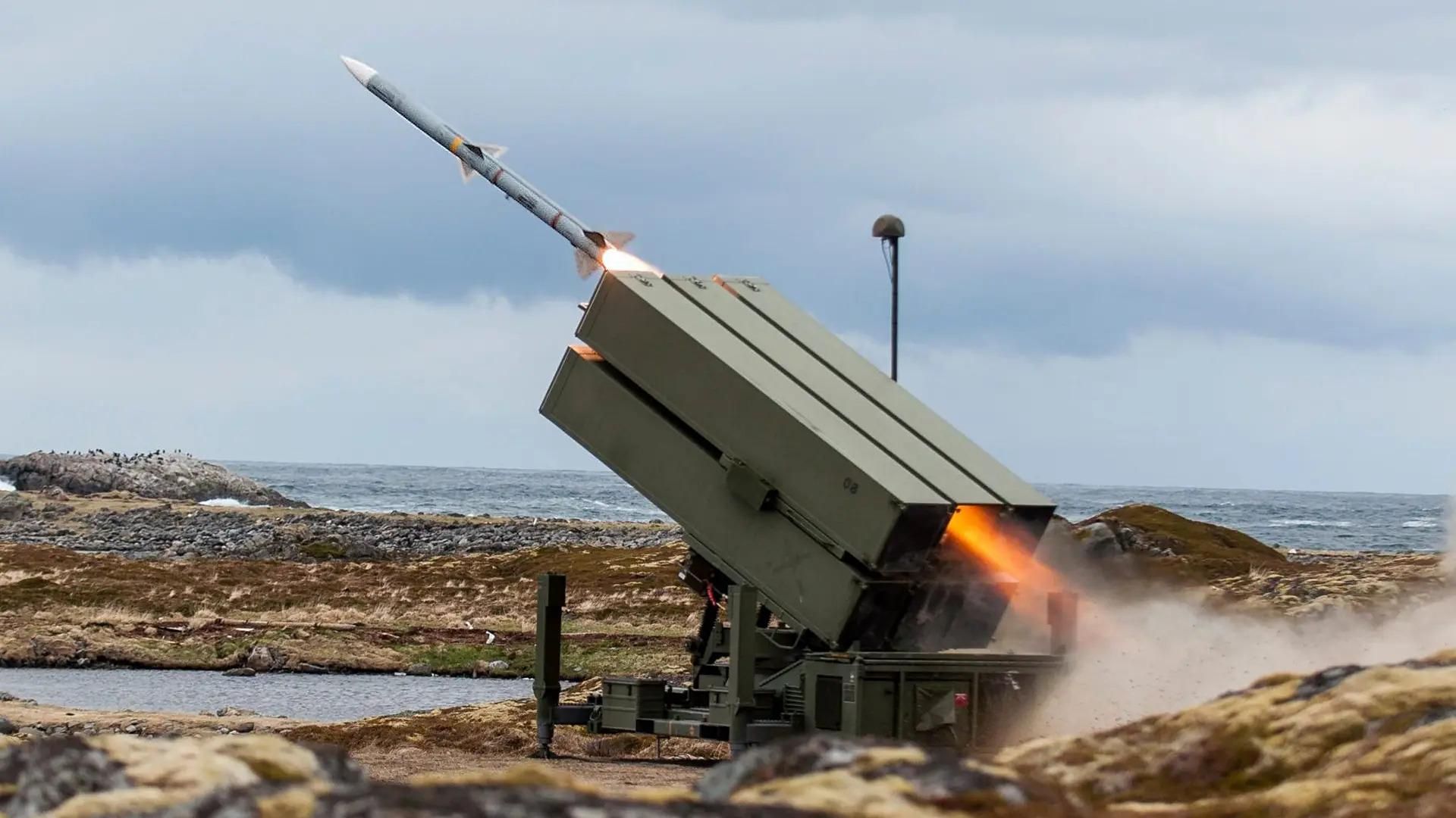 Start pocisku AIM-120 AMRAAM z wyrzutni NASAMS