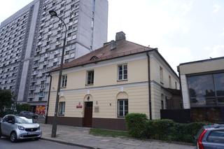 Tu kręcono czołówkę do 13 Posterunku - ten budynek w Warszawie grał komisariat