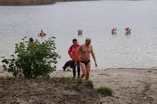 Zimna kąpiel morsów w podbydgoskich Pieckach! Tak wyglądało rozpoczęcie sezonu [ZDJĘCIA]