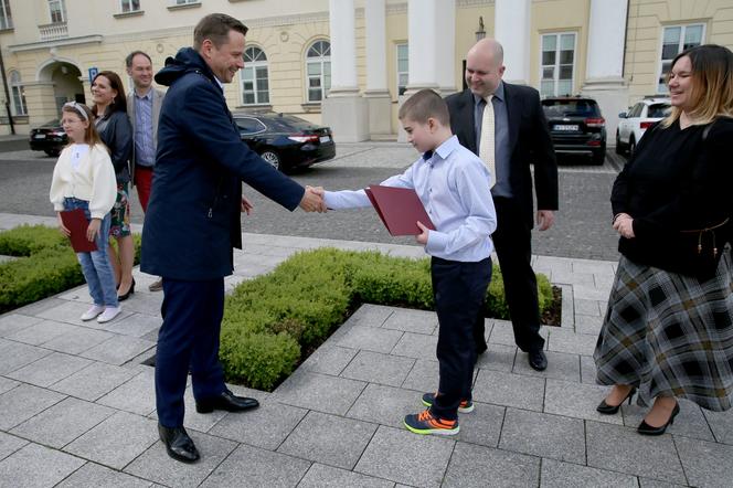 Kacper z uśmiechem przyjął gratulacje od prezydenta Warszawy 