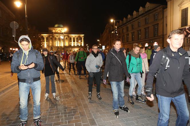 Nightskating. Warszawiacy przejechali stolicę na rolkach [Zdjęcia]