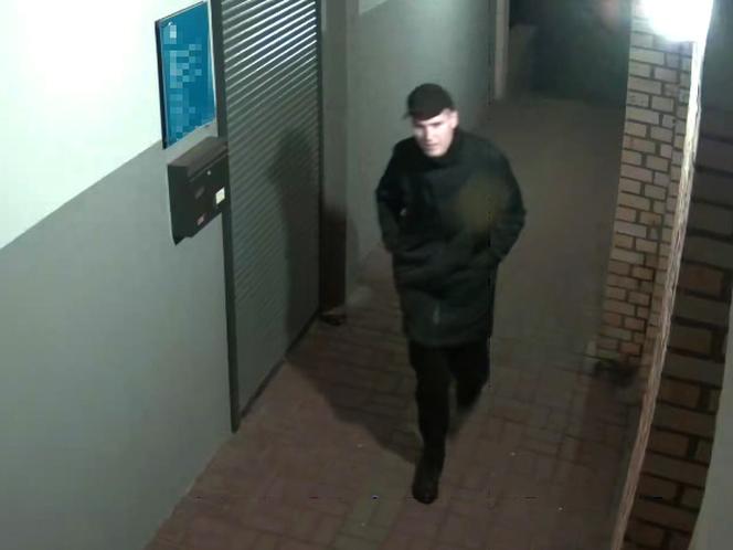 Uszkodził drzwi kościoła w Toruniu. Rozpoznajesz tego mężczyznę? Powiadom policję