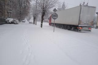 Zima w Świętokrzyskiem. Intensywne opady śniegu, trudne warunki na drogach