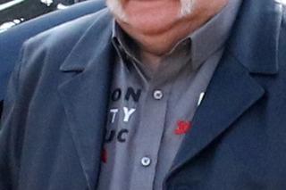 Lech Wałęsa w nabożnym nastroju daje pieniądze dziewczynce pod kościołem