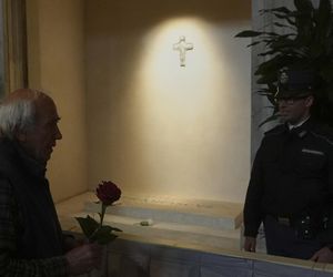 Wierni odwiedzają grób papieża Franciszka