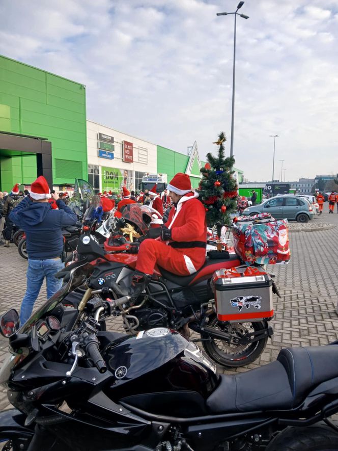 Mikołaje na motocyklach z warkotem przejechali przez miasto. Pognali do chorych dzieci!