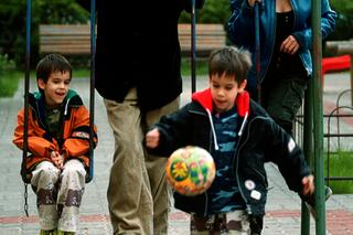 Robert Gawliński z synami świętuje 30-lecie Wilków
