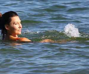 Anna Popek pracuje w zimnym morzu