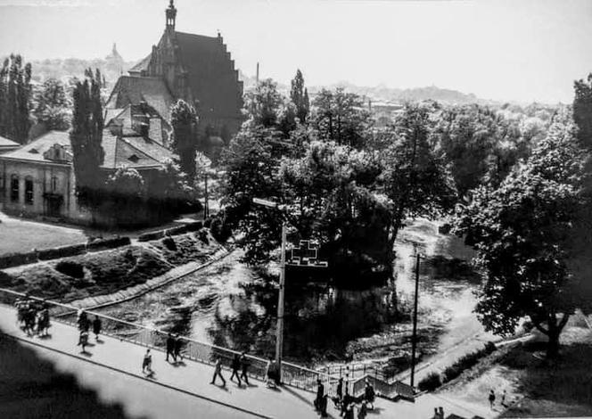 Bydgoszcz na czarno-białych pocztówkach z lat PRL. Niesamowite wspomnienia