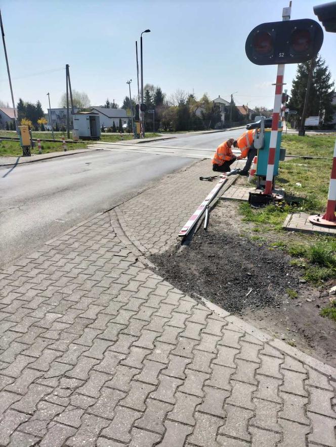 Połamała szlaban w Czernikowie. Heroiczna postawa pasażerki uratowała kierowcę