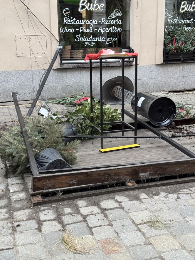 Totalna demolka w centrum Wrocławia. Ogródki przy restauracji zrujnowane, właściciele załamani 