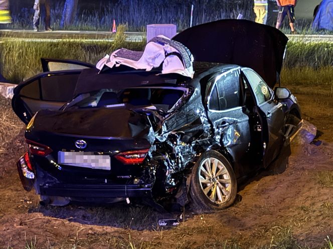 Toyota wjechała pod ciężarówkę. Dramatyczny wypadek pod Legionowem