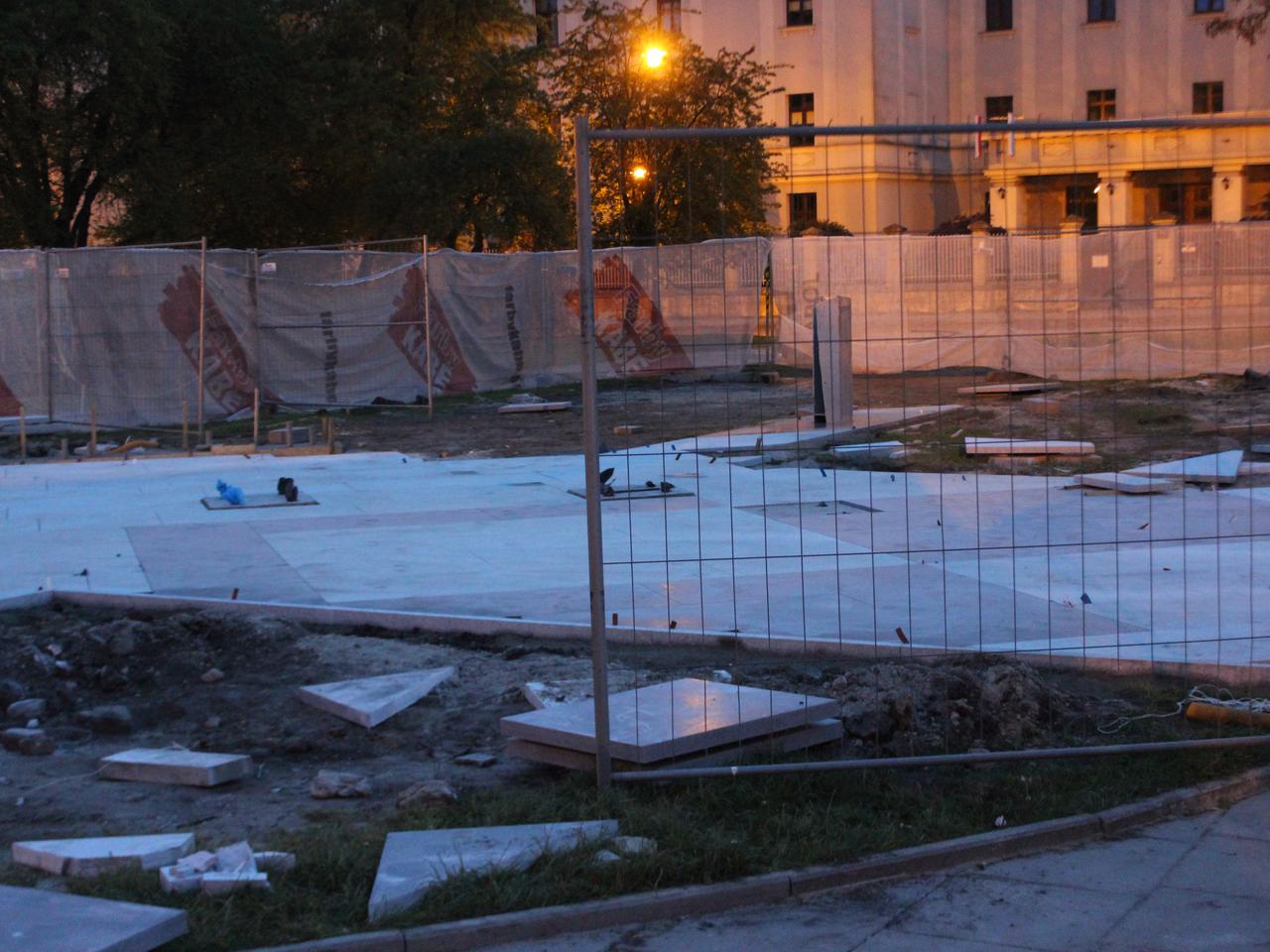 Pomnik smoleński w Łodzi: wdeptana szachownica