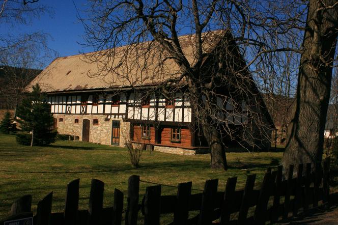 Dom o konstrukcji przysłupowo-zrębowo-ryglowej wypełniony szachulcem z końca XVIII w.