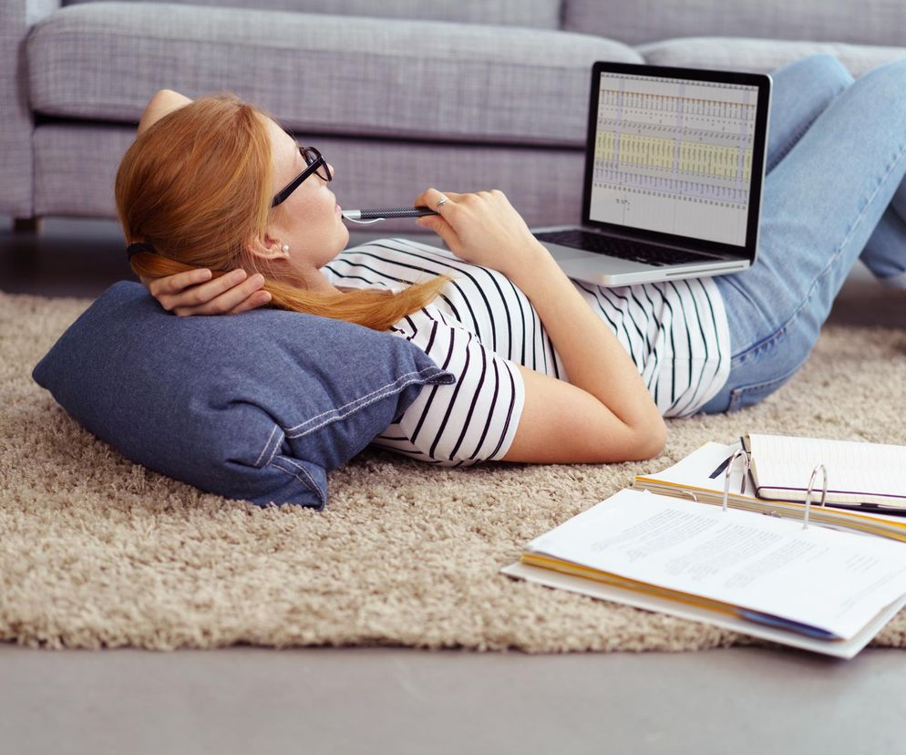 Czy można trzymać laptopa na brzuchu? Eksperci ostrzegają przed groźnymi skutkami