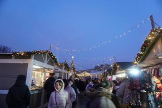 Tłumy na Poznańskim Jarmarku Świątecznym tydzień przed świętami