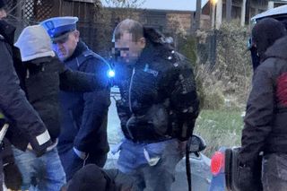 Policyjny pościg ulicami Warszawy! Kierowca zwiał aż do Marek i utknął w błocie