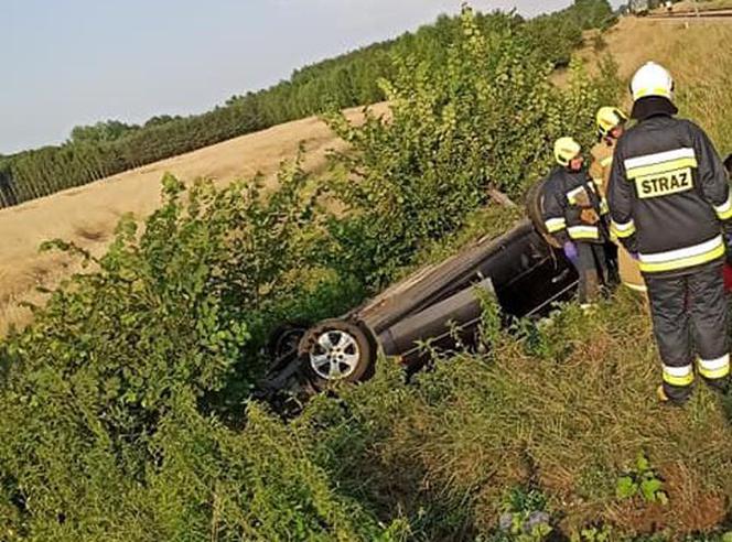 Grucele. Kierująca oplem nie dała rady uciec przed pociągiem! Zignorowała znak stop i doszło do nieszczęścia [ZDJĘCIA] 