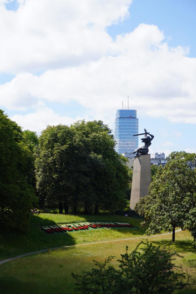 Pomnik Bohaterów Warszawy znany jako pomnik warszawskiej Nike