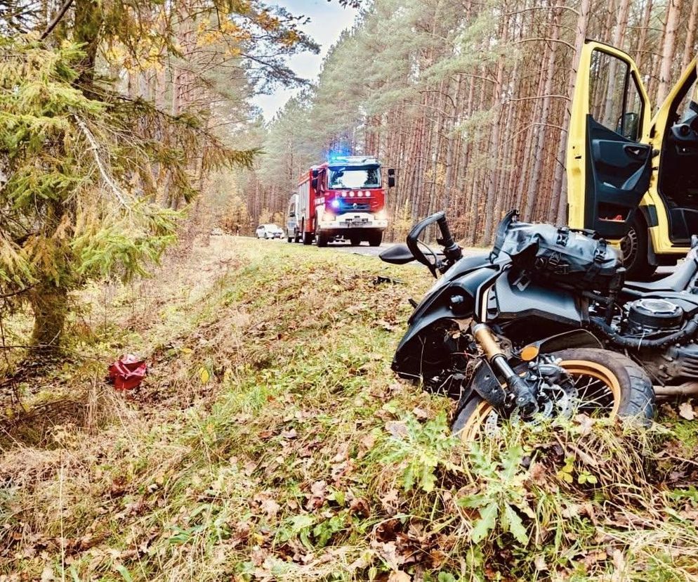 Wypadek motocyklisty pod Sławnem. Mężczyzna zginął po uderzeniu w drzewo
