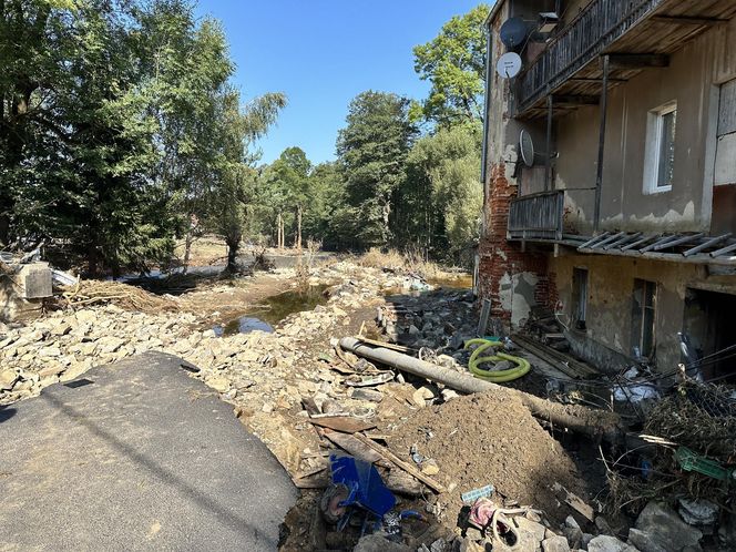 Stronie Śląskie strażacy szukają ludzi w samochodach i budynkach