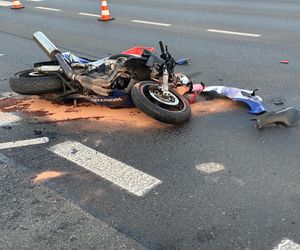 Śmiertelny wypadek na Ursynowie. Morocyklista wjechał w bok osobówki. Nie żyje