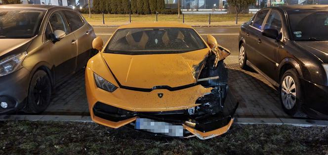 Kierowca luksusowego lamborghini porzucił auto po kolizji