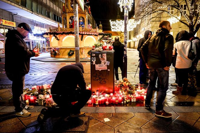 Ludzie palą znicze w Magdeburgu. Zamach na jarmarku bożonarodzeniowym