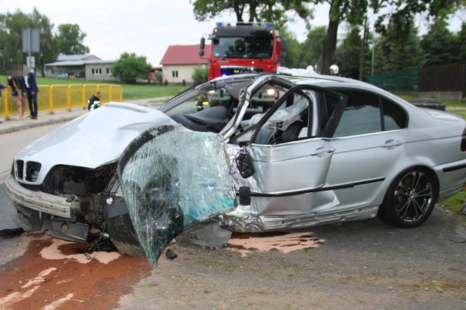 Rozpędzona 20-latka uderzyła w drzewo! Z jej pięknego bmw nic nie zostało [ZDJĘCIA] 