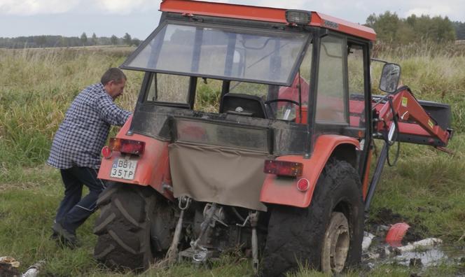 Rolnicy. Podlasie. Andrzej wyciąga traktor z błota