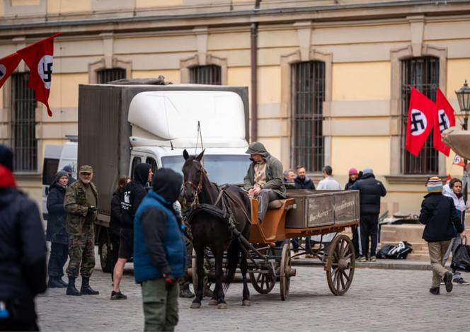 Wrocław zamienia się z powrotem w Breslau? Na ulicach miasta powstaje nowy serial. Zobacz, jak wygląda plan zdjęciowy [ZDJĘCIA]