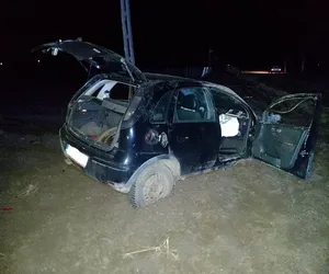 Rozbity opel stał przy słupie na polu. Gdy policjanci przyjechali na miejsce, kierująca była już martwa