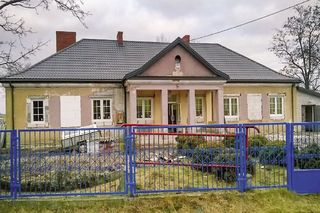 Starą wiejską szkołę zamienili w dom. Zobacz, jak poradzili sobie z remontem 