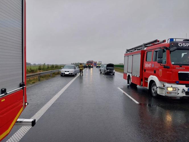 Poważny wypadek na S5 koło Leszna. Samochód uderzył w małzeństwo