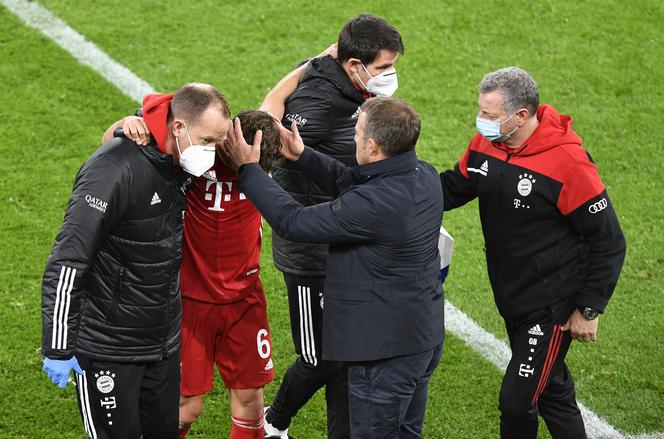 DRAMAT! Kumpel Lewego RZEWNIE płakał. Trener tulił go jak do ojcowskiej piersi