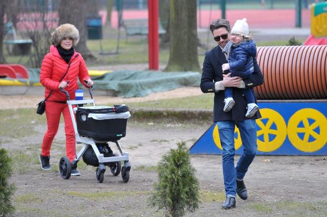 Anna Mucha i Marcel Sora na spacerze z dziećmi