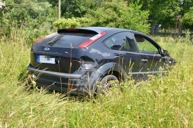 Wjechał w zarośla i udawał pieszego. Wcześniej prowadził pijany i na zakazie