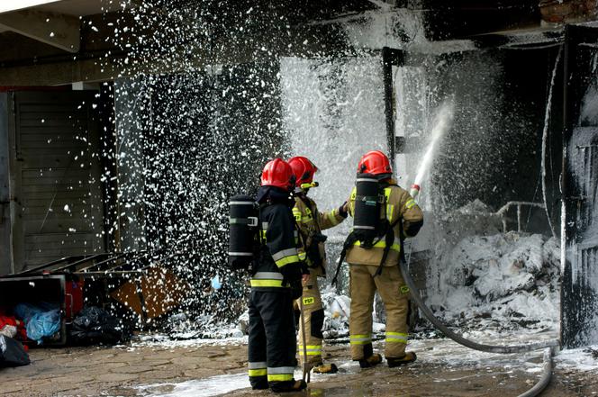 Pożar garaży przy USK w Białymstoku. Jedna osoba poparzona