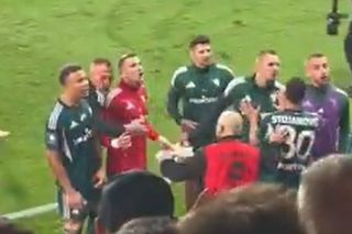 Piłkarze Legii starli się z kibicami po porażce z Cracovią. Jest wideo! 