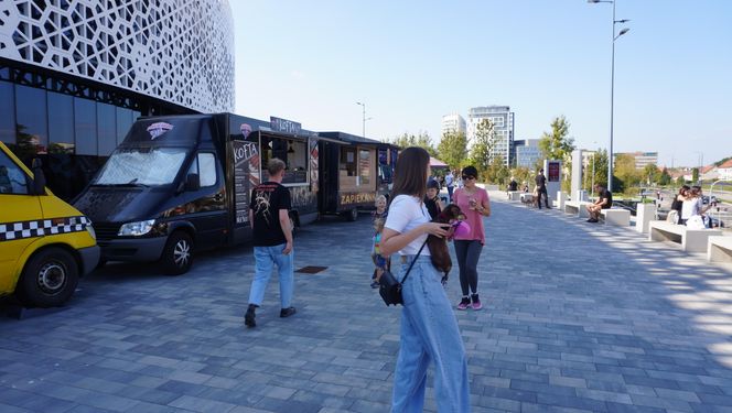 Festiwal Food Trucków w Olsztynie. Pod halą Urania można zjeść dania z kuchni całego świata [ZDJĘCIA]