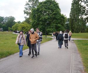 Studenci Politechniki gromadzą się w okolicy terenu juwenaliów