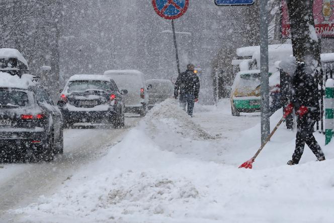 Atak zimy w Zakopanem. Na Kasprowym ponad 90 cm śniegu! Bardzo trudne warunki na drogach [ZDJĘCIA]