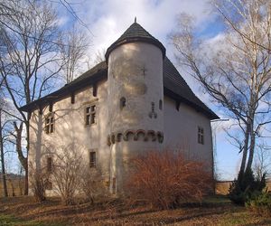 To jeden z najstarszych dworów obronnych w Małopolsce. Wzniesiono go w sławnej wsi